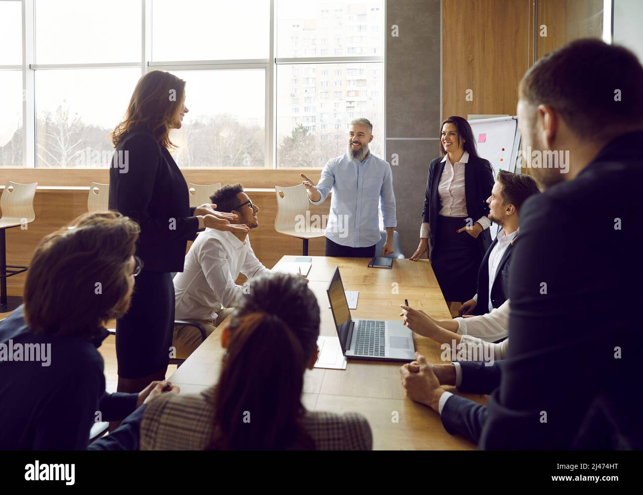 Un team di persone diverse discutono suggerimenti durante le riunioni di lavoro in un ufficio moderno Foto Stock