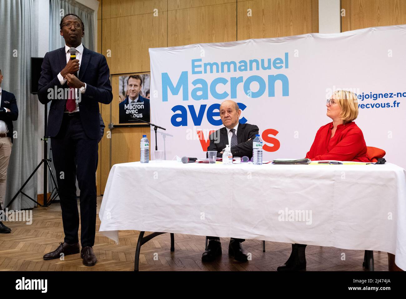 Nell'ambito della campagna di Emmanuel Macron per le elezioni presidenziali, un incontro di sostegno a Saint-Malo con il Ministro degli Affari Esteri Jean-Yves le Drian e la sostituta europea Marie-Pierre Vedrenne. I punti principali discussi sono stati l'invasione dell'Ucraina da parte della Russia e dell'Unione europea. Saint-Malo, Bretagna. Francia. Foto Stock