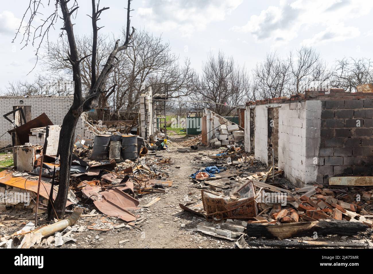 ANDRIIVKA, UCRAINA - 12 aprile 2022: Caos e devastazione per le strade di Andriivka a seguito dell'attacco degli invasori russi Foto Stock