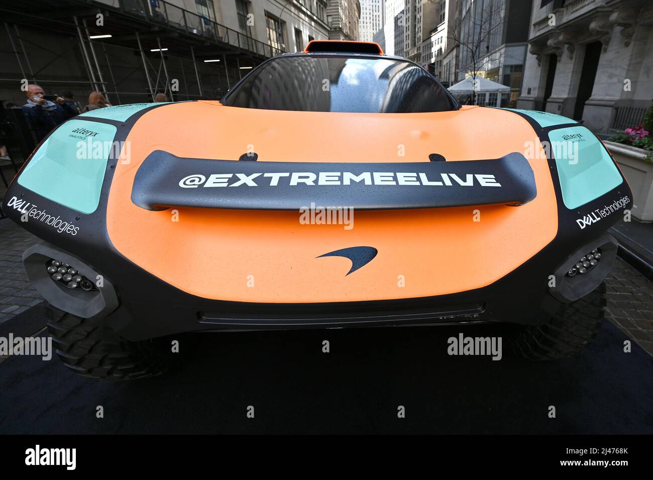 New York, Stati Uniti. 12th Apr 2022. Vista dell'auto da corsa MX Extreme e (elettrica) fuori dalla Borsa di New York, New York, NY, 12 aprile 2022. Extreme e è una serie di sport motoristici fuoristrada completamente elettrici, che promuove la sostenibilità e la diversità, insistendo che tutte le squadre consistono di pilota maschile e femminile.(Photo by Anthony Behar/Sipa USA) Credit: Sipa USA/Alamy Live News Foto Stock