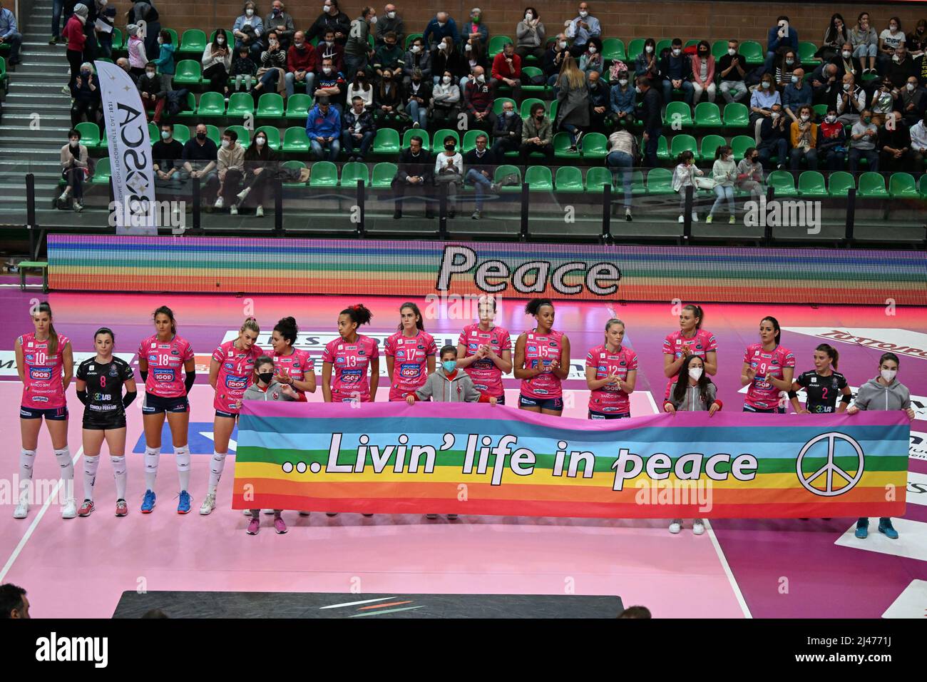 Cuneo, Italia. 12th Apr 2022. Bernardo Cuneo vs Igor Gorgonzola Novara, Pallavolo Serie Italiana A1 Donne Match a Cuneo, Italia, Aprile 12 2022 Credit: Agenzia fotografica indipendente/Alamy Live News Foto Stock