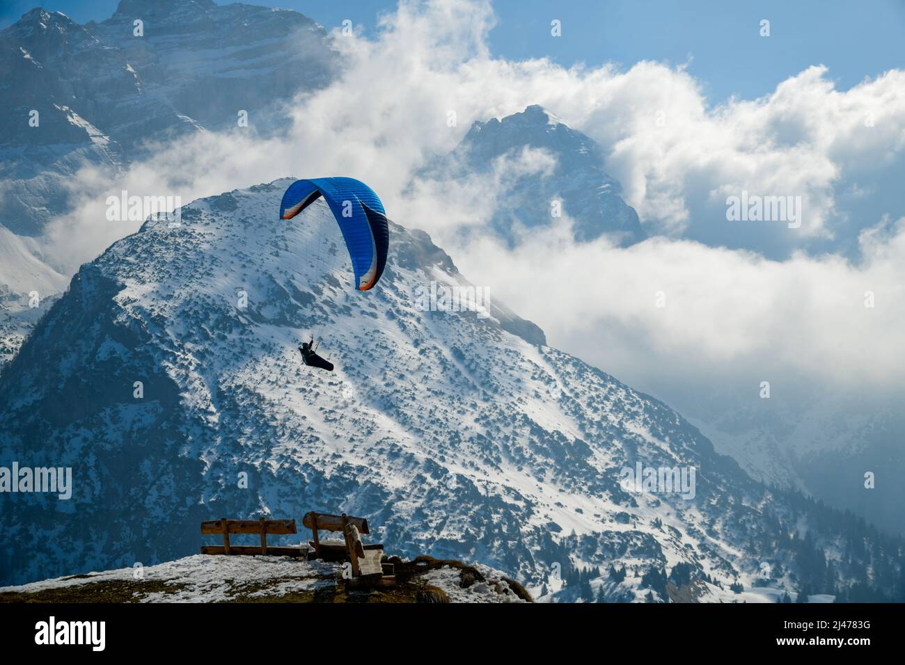 Voli in parapendio presso la stazione sciistica di Pinzolo in Val Rendena in Trentino, nelle Alpi settentrionali italiane. Foto Stock