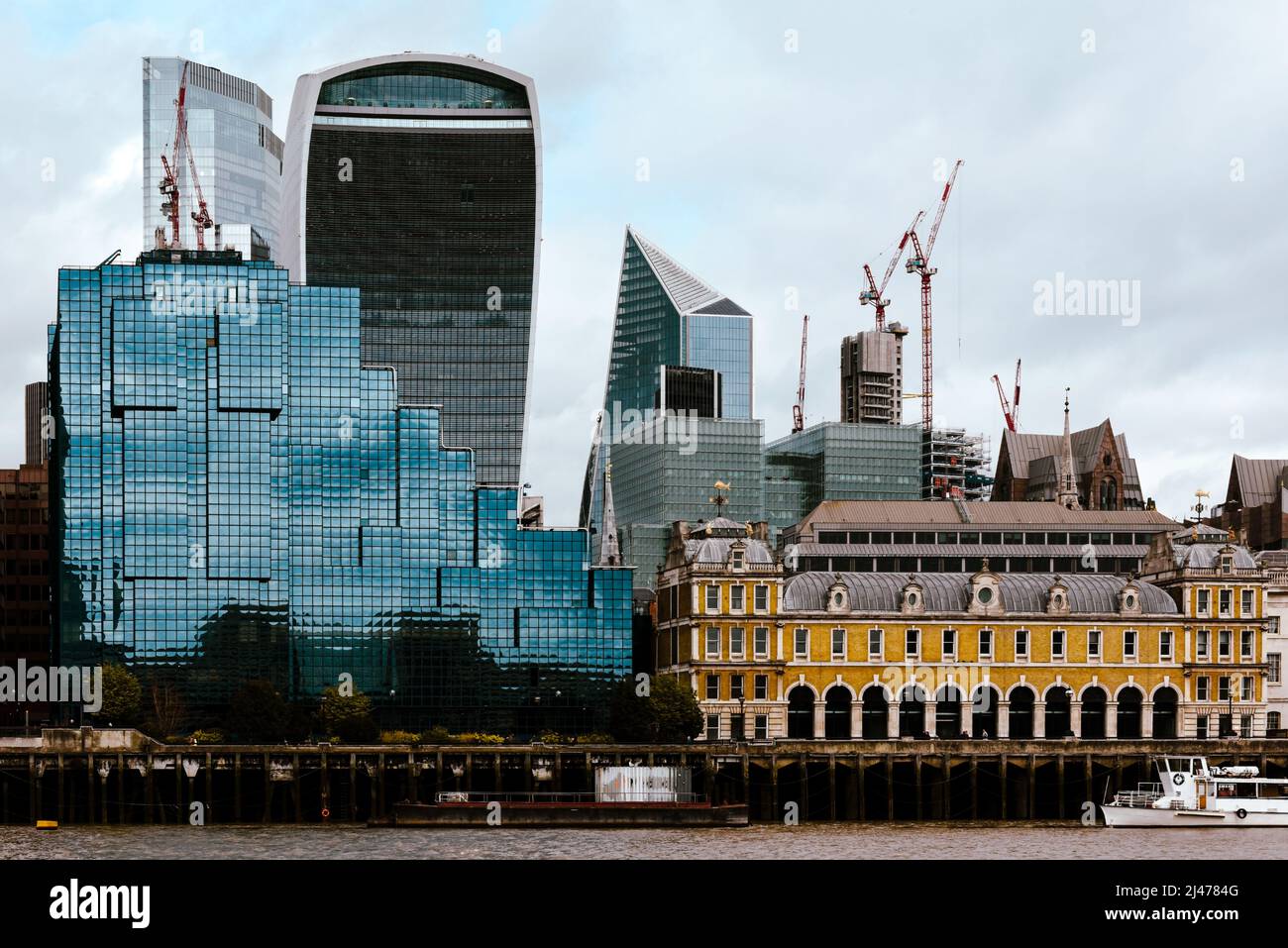 Nuovi edifici sorgono dietro l'architettura tradizionale nello skyline della città di Londra Foto Stock