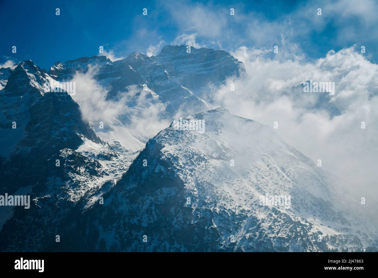 Fantastico paesaggio invernale alla stazione sciistica di Pinzolo in Val Rendena in Trentino nelle Alpi Italiane settentrionali, Italia Europa. Foto Stock