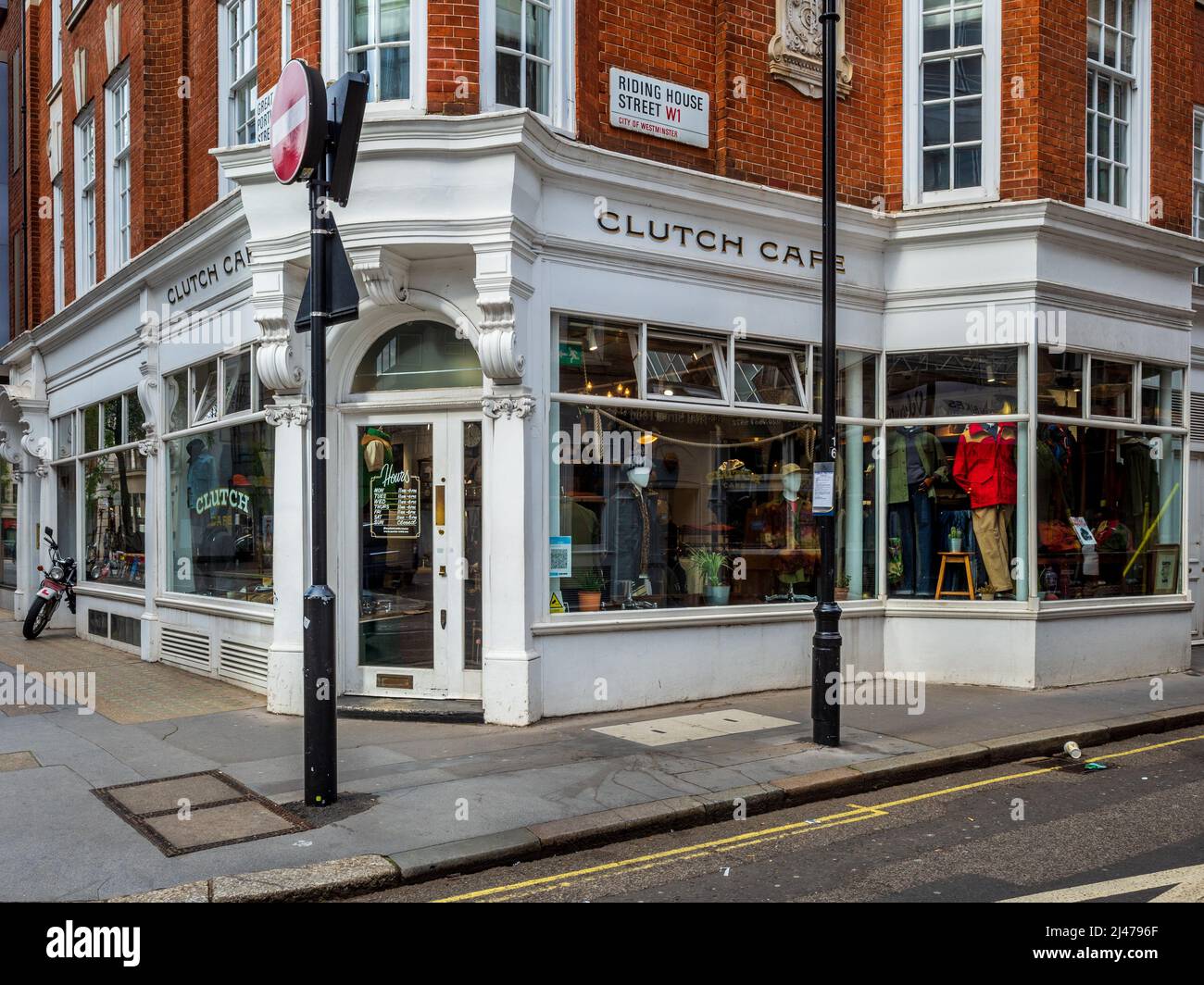 CLUTCH Cafe London - Negozio di abbigliamento che vende marche giapponesi e abbigliamento di strada - London flagship store situato al 78-80 Great Portland St. Foto Stock