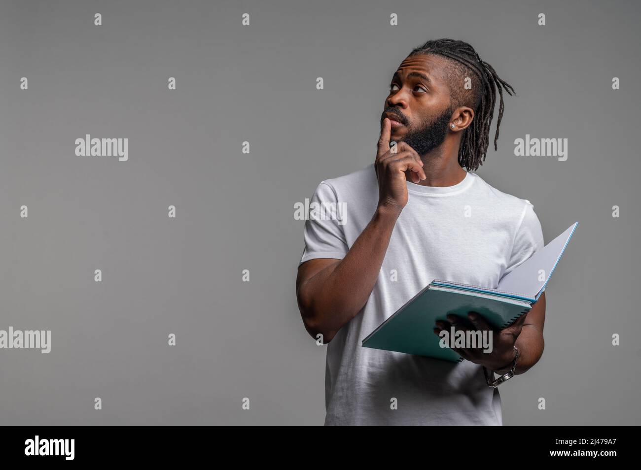 Studente maschile afroamericano che medita su qualcosa Foto Stock