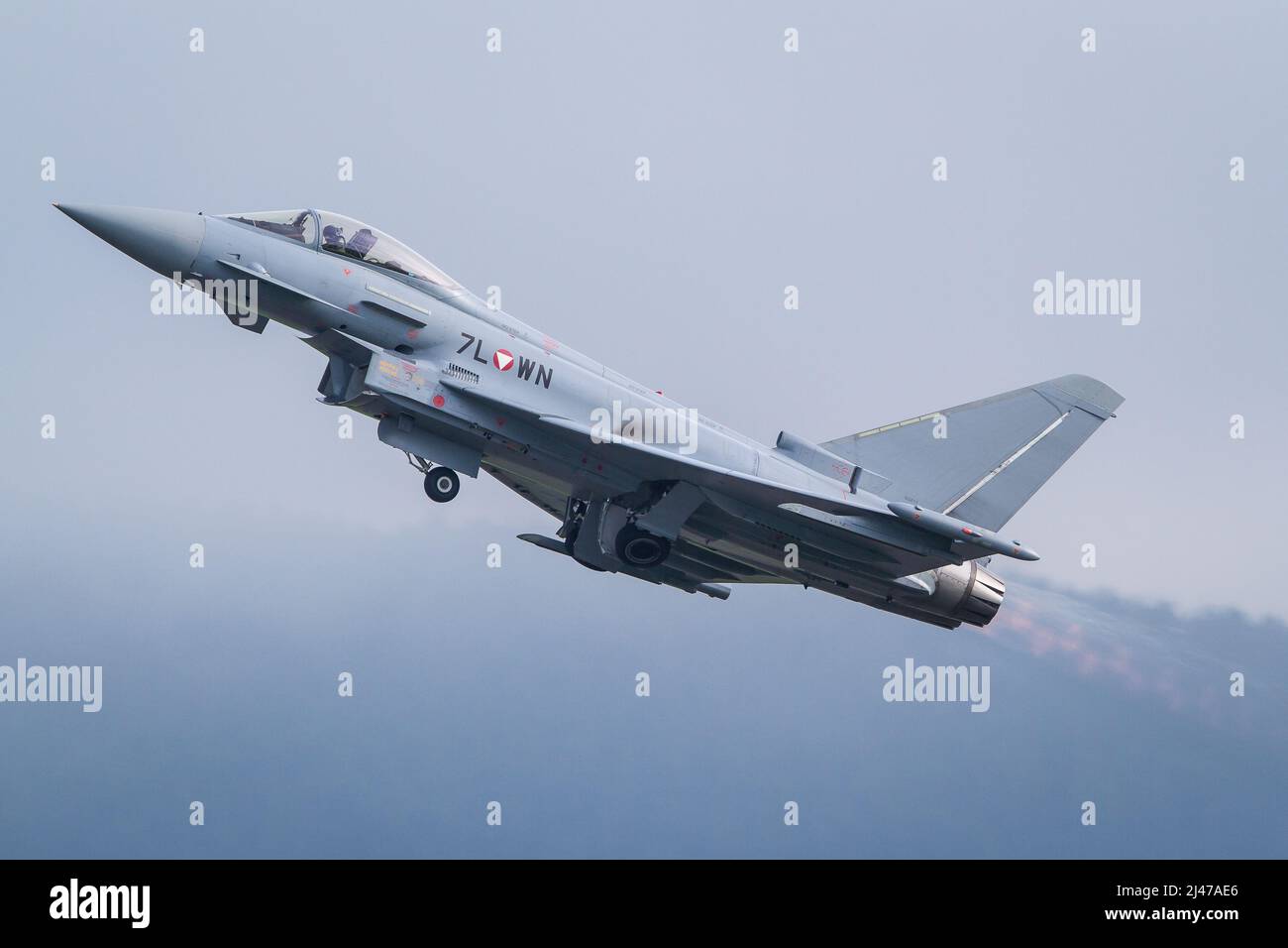 Aereo a reazione dell'Aeronautica militare austriaca Bundesheer Eurofighter  con partenza con postbruciatore completo per una missione di  intercettazione Foto stock - Alamy
