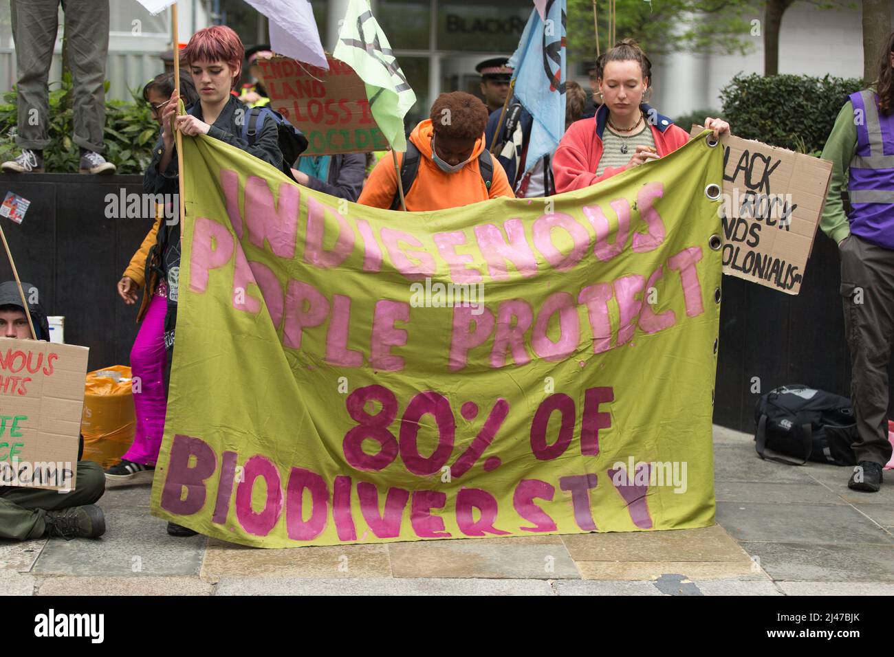 Londra UK 12 aprile XR Extinction Rebellion protesta scena blackrock Londra Foto Stock