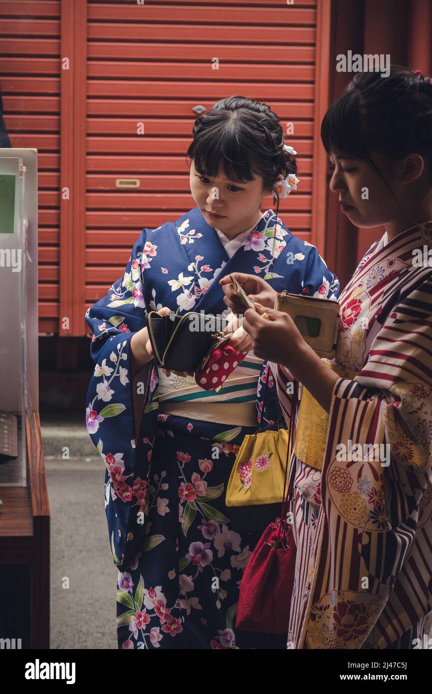 Kimono ragazze in un negozio di snack in abiti tradizionali giapponesi Foto Stock