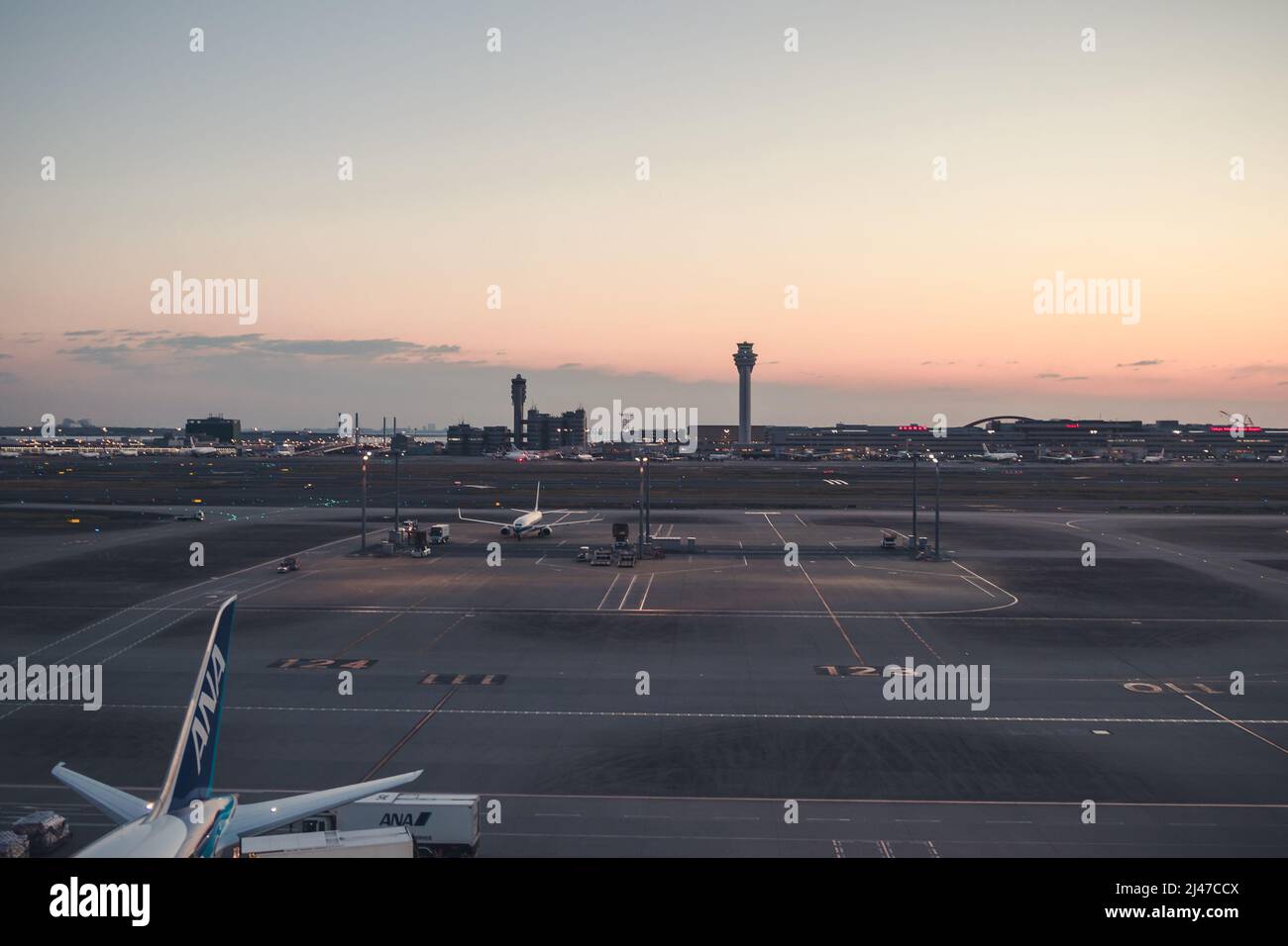 Godetevi l'aria fresca del mattino in un aeroporto Foto Stock