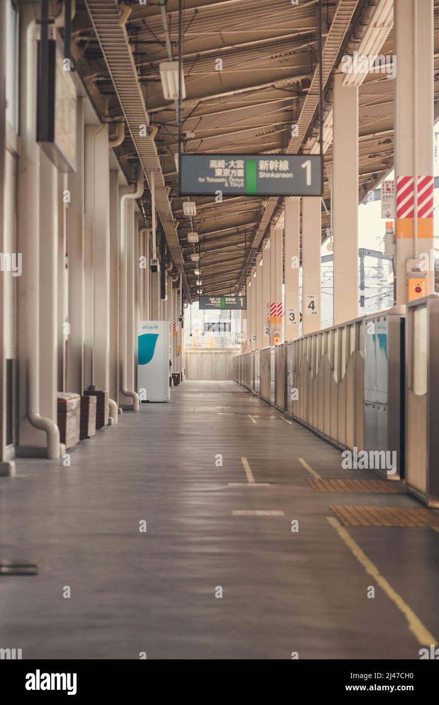 In attesa in una stazione ferroviaria vuota nella campagna in Giappone Foto Stock