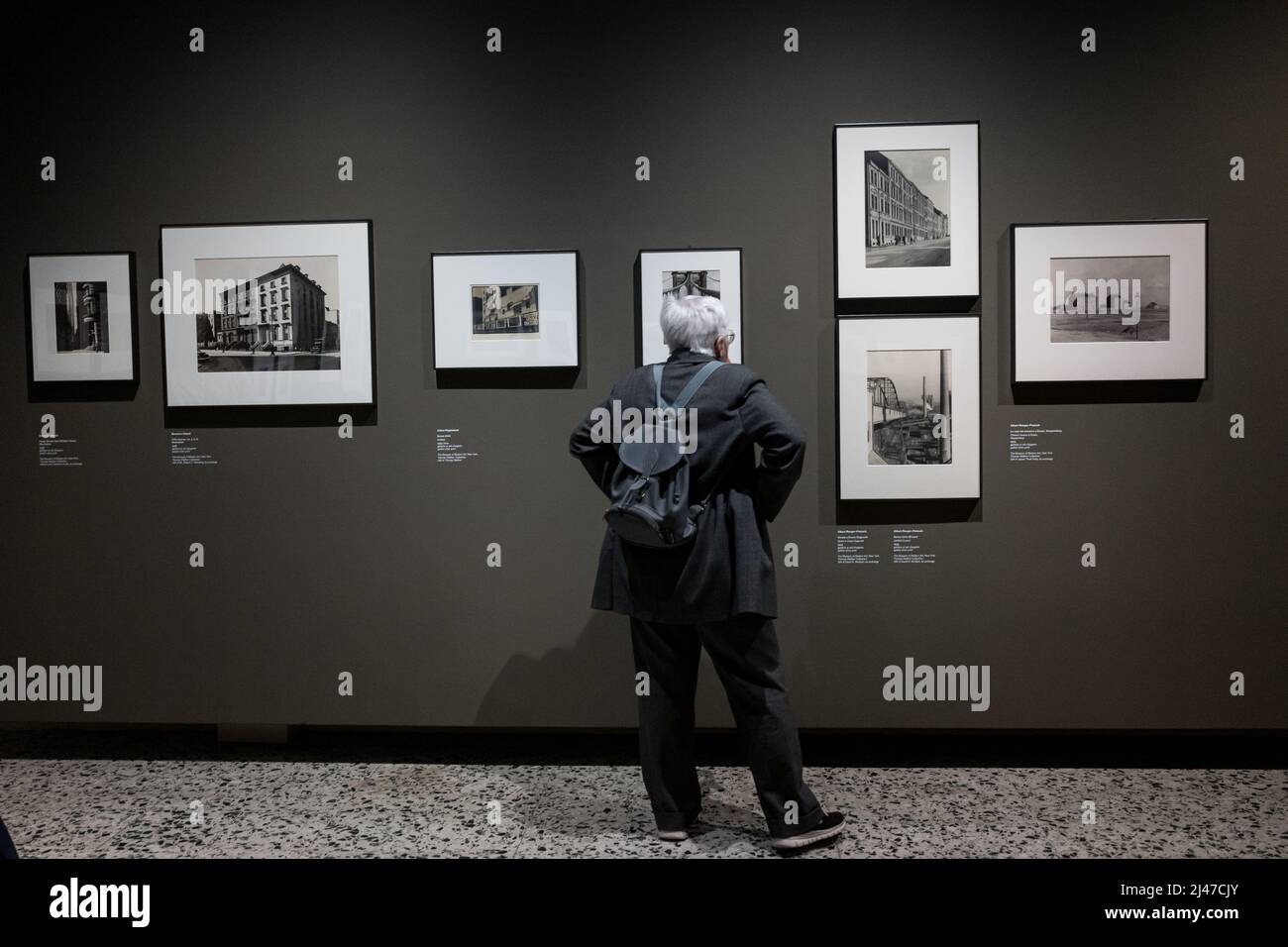 Persone che partecipano alla mostra sulla collezione Thomas Walther del MOMA di New York a Torino Foto Stock