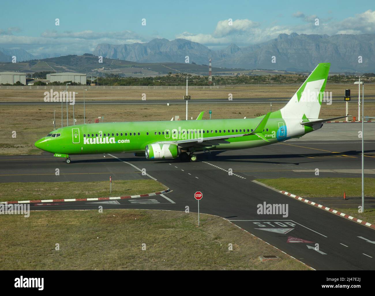 Un aereo di linea Kulula Airlines Boeing 737-800, ZS-ZWF, presso l'aeroporto internazionale di Città del Capo, Sudafrica. Foto Stock