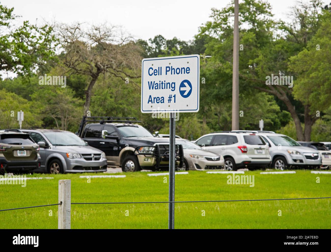 Parcheggio con telefono cellulare per i veicoli in attesa degli arrivi dei passeggeri all'aeroporto regionale di Gainesville a Gainesville, Florida. Foto Stock