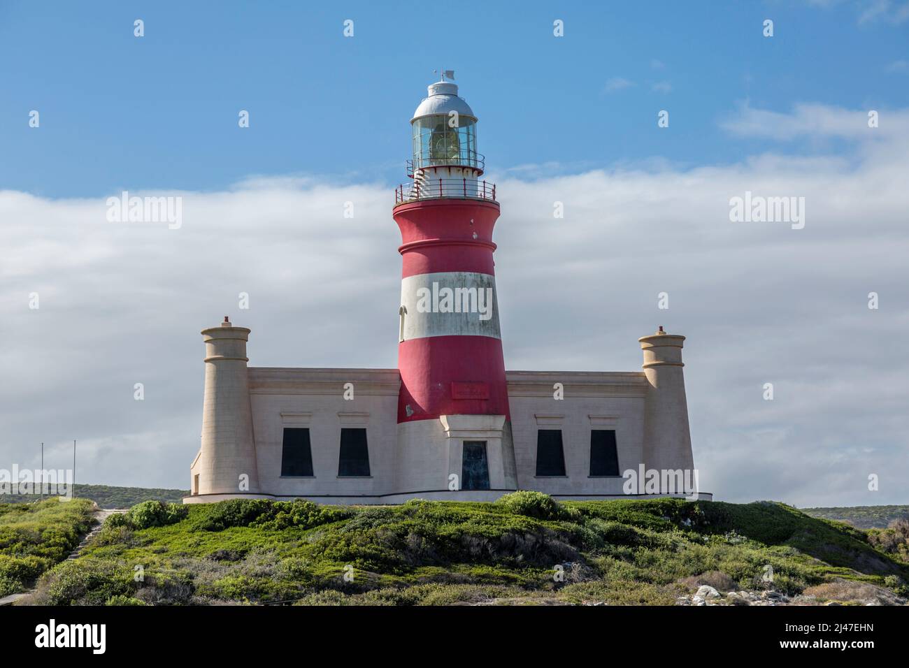 Il faro di Capo Agulhas, a Capo Agulhas, il punto più meridionale dell'Africa. Foto Stock