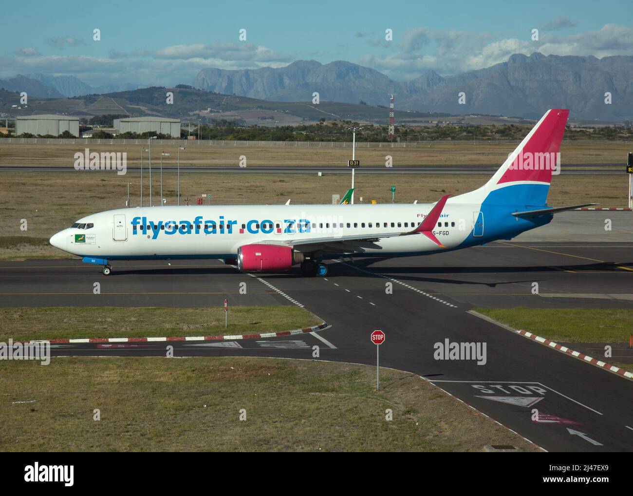 Un aereo di linea Safair Boeing 737-800, ZS-FGD, all'Aeroporto Internazionale di Città del Capo, Sudafrica. Foto Stock