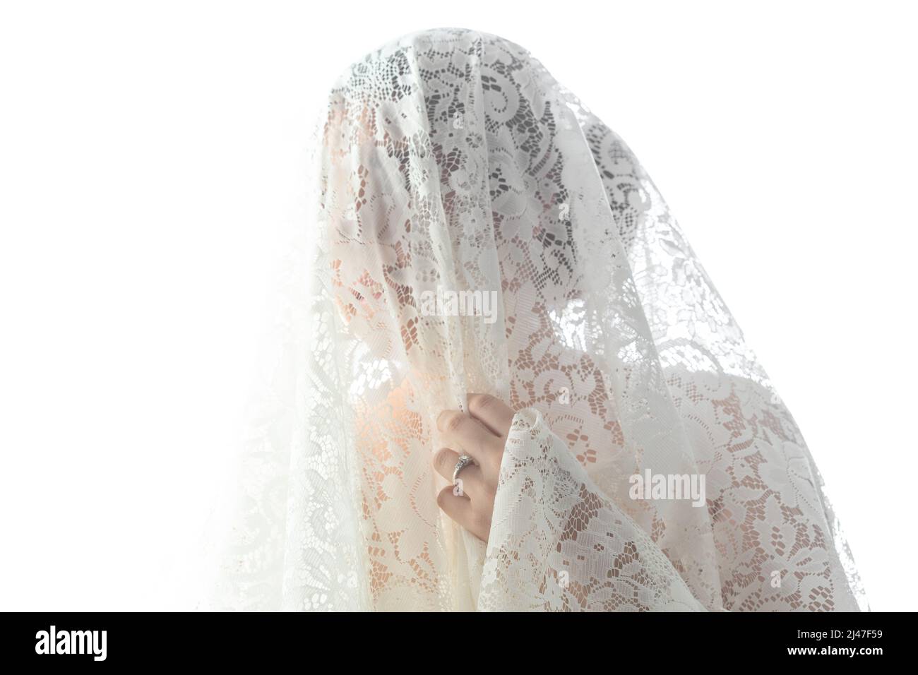Sposa con il velo da sposa White Lace e l'anello da sposa Diamond Foto Stock