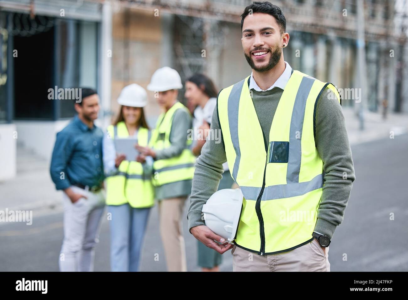 O si esegue il giorno o il giorno si esegue. Scatto di una giovane donna che lavora su un cantiere. Foto Stock