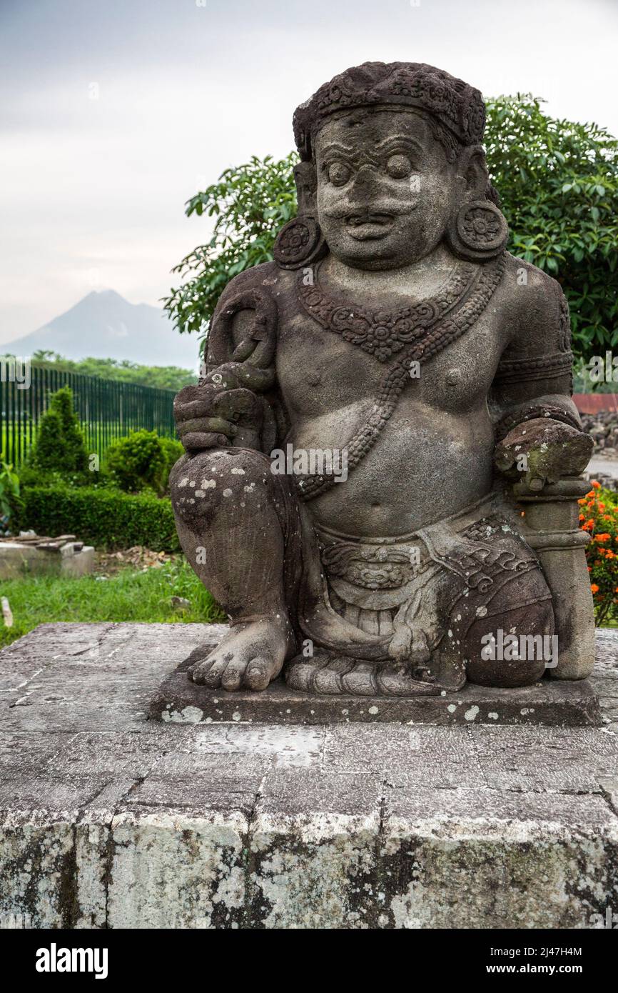 Yogyakarta, Java, Indonesia. Complesso del Tempio Buddista Plaosan. Statua di Dvarapala, una statua Guardiana, un elemento architettonico della cultura buddista-indù. Foto Stock