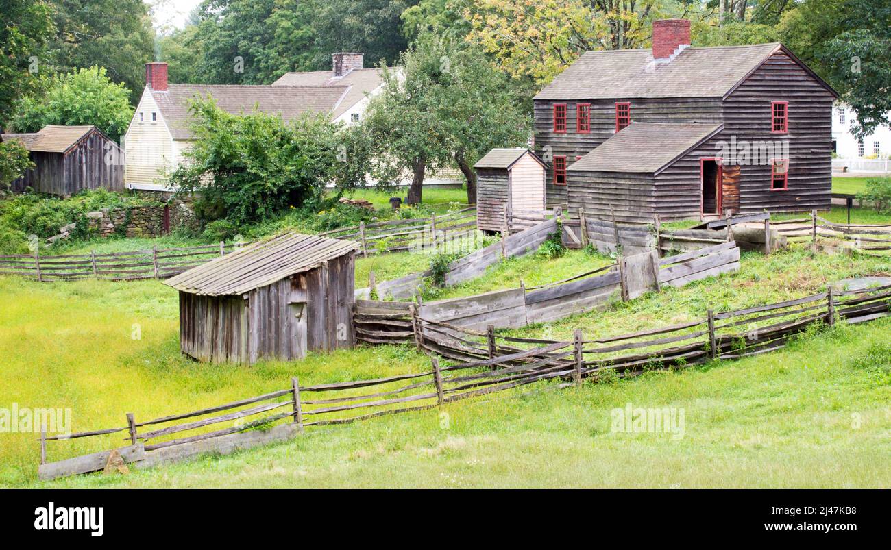 Colonica coloniale e lussureggiante paesaggio verde a Sturbridge Village Massachusetts Stati Uniti Foto Stock