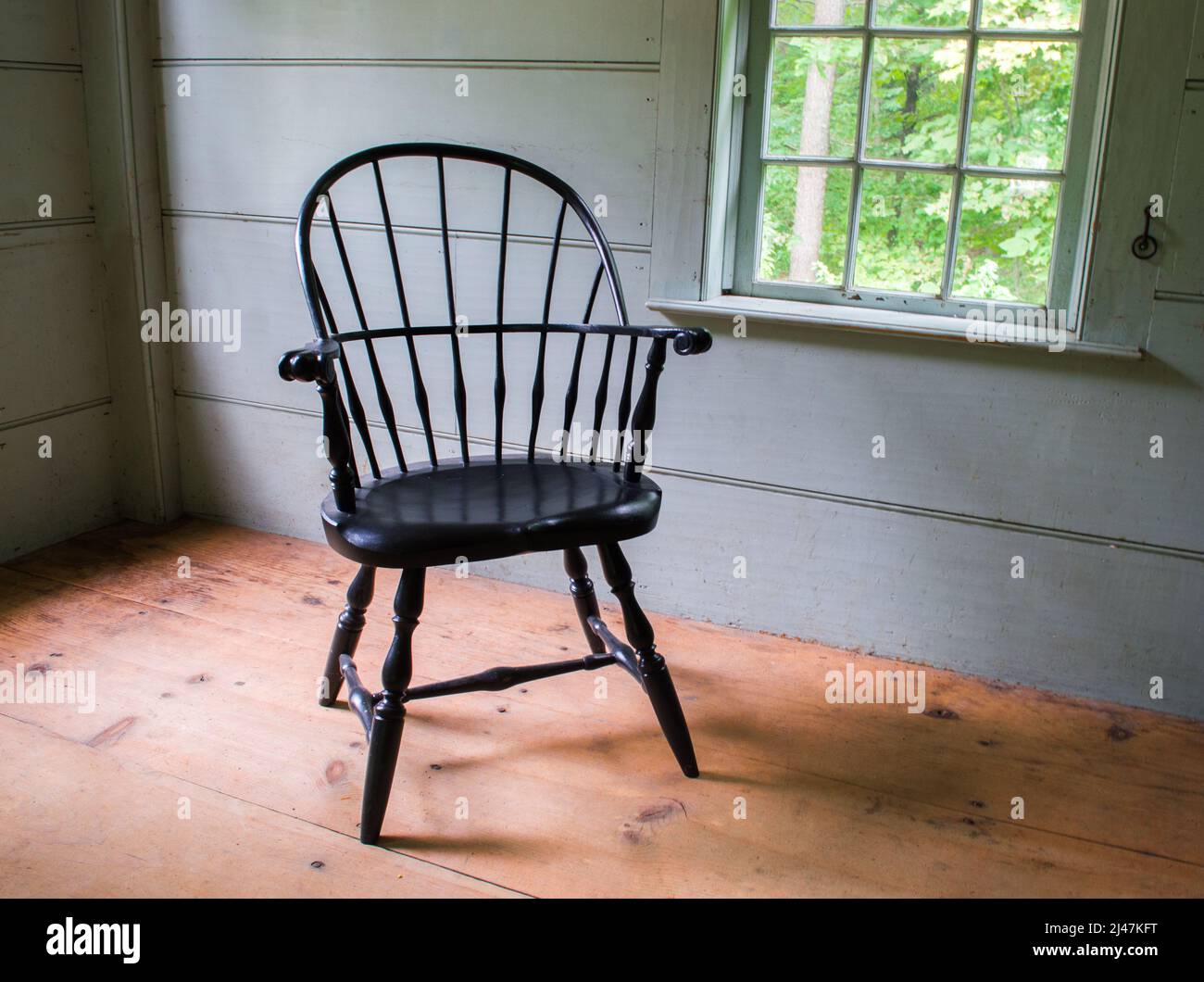 sedia di capitano d'epoca solitaria nella stanza vuota di una casa coloniale Foto Stock