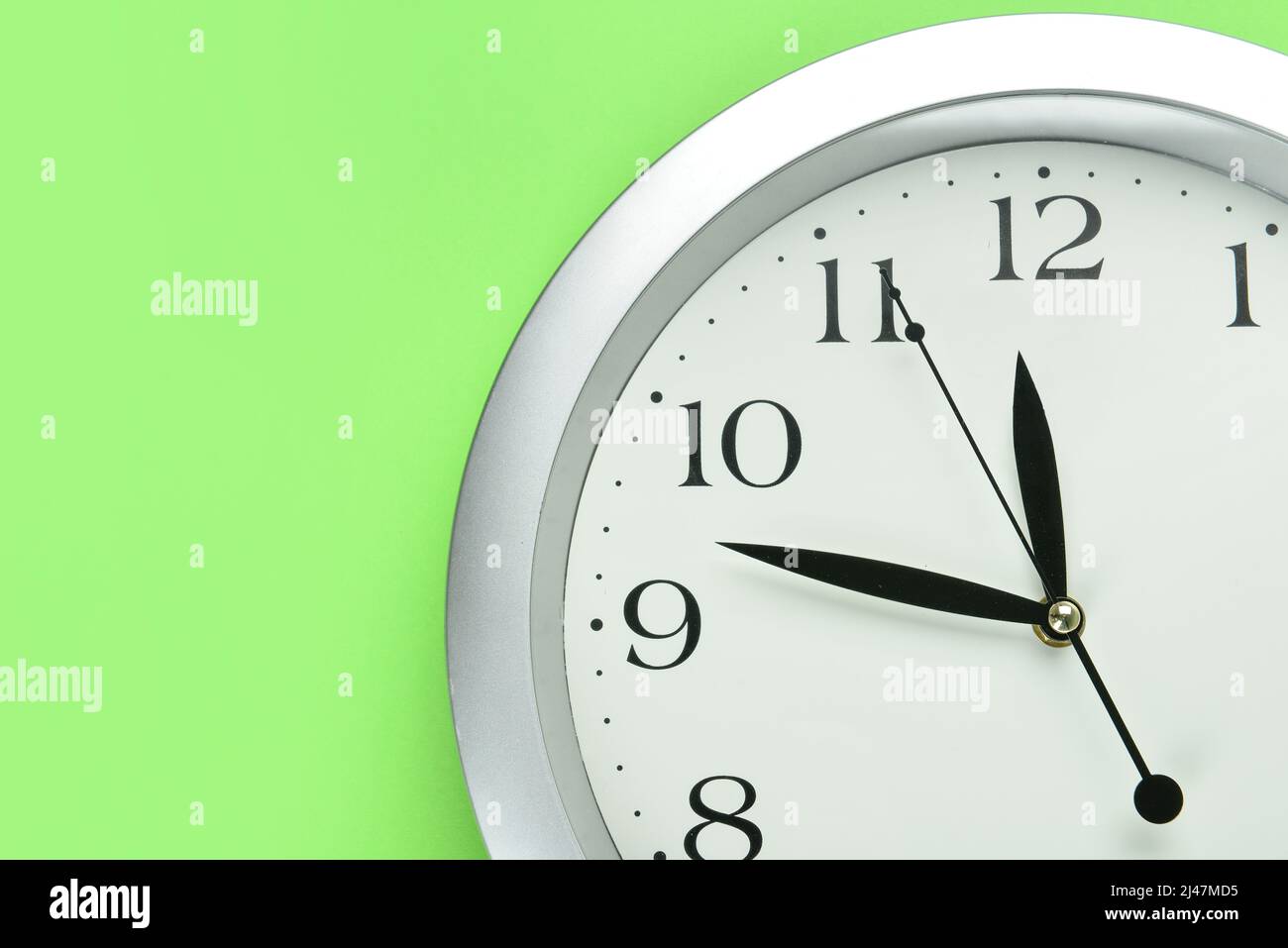 Nuovo orologio moderno su sfondo verde, primo piano Foto stock - Alamy