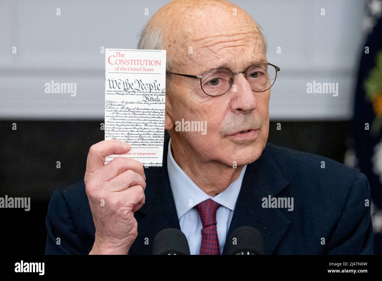 Washington, Stati Uniti d'America. 27 Gennaio 2021. US Supreme Court associate Justice Stephen Breyer detiene una copia della Costituzione degli Stati Uniti come egli consegna osservazioni sul suo pensionamento durante un evento nella Roosevelt Room della Casa Bianca, 27 gennaio 2022 a Washington, D.C. Credit: Erin Scott/White House Photo/Alamy Live News Foto Stock