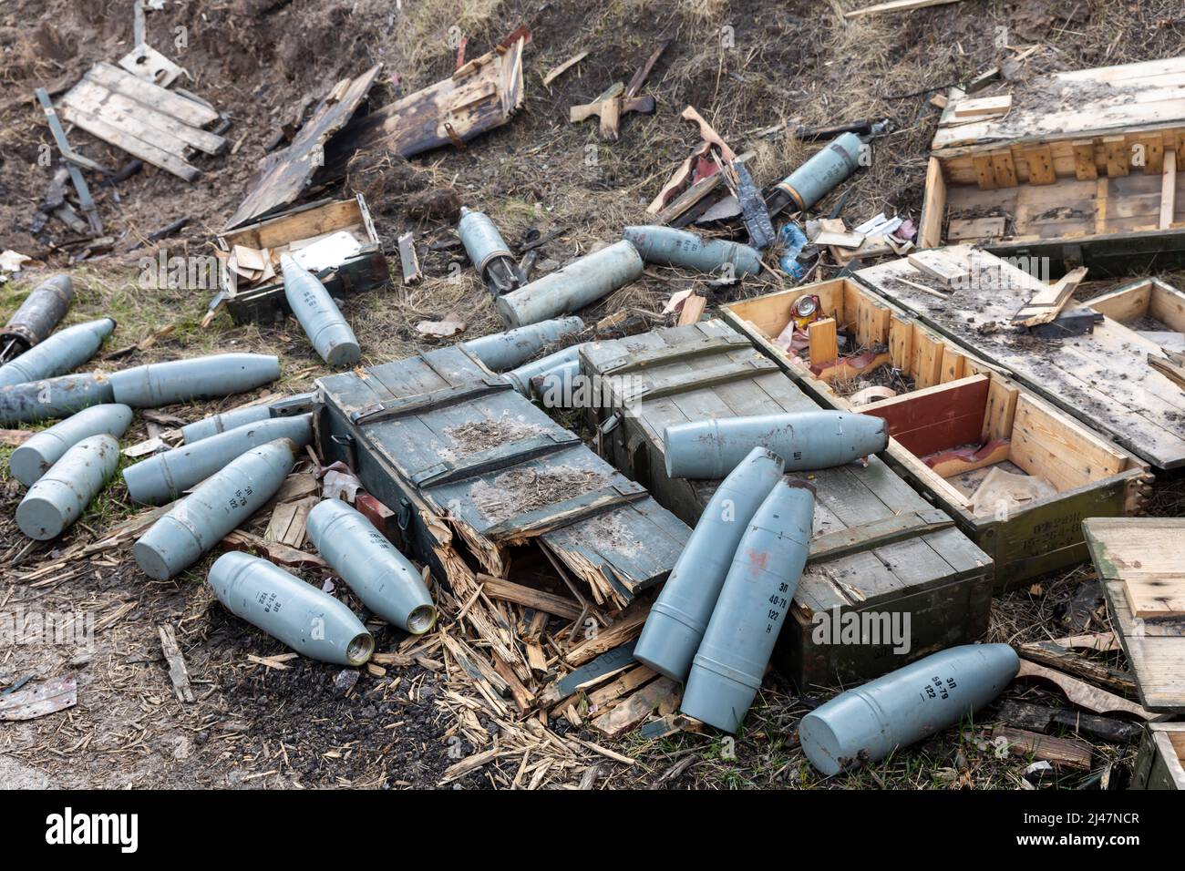 Le attrezzature militari abbandonate, le conchiglie e le scatole vuote di armi sono viste giacere in mezzo al campo lungo la strada vicino Andriivka dopo il ritiro delle truppe russe. Foto Stock