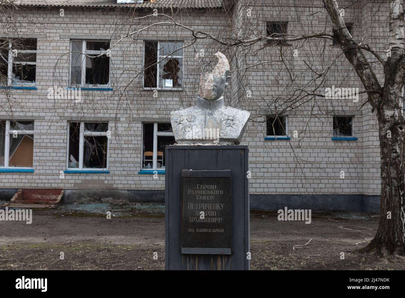 Monumento danneggiato all'eroe dell'Unione Sovietica Petrichenko Andrey Arkhivovich. Caos e devastazione per le strade di Andriivka a seguito dell'attacco degli invasori russi. Foto Stock