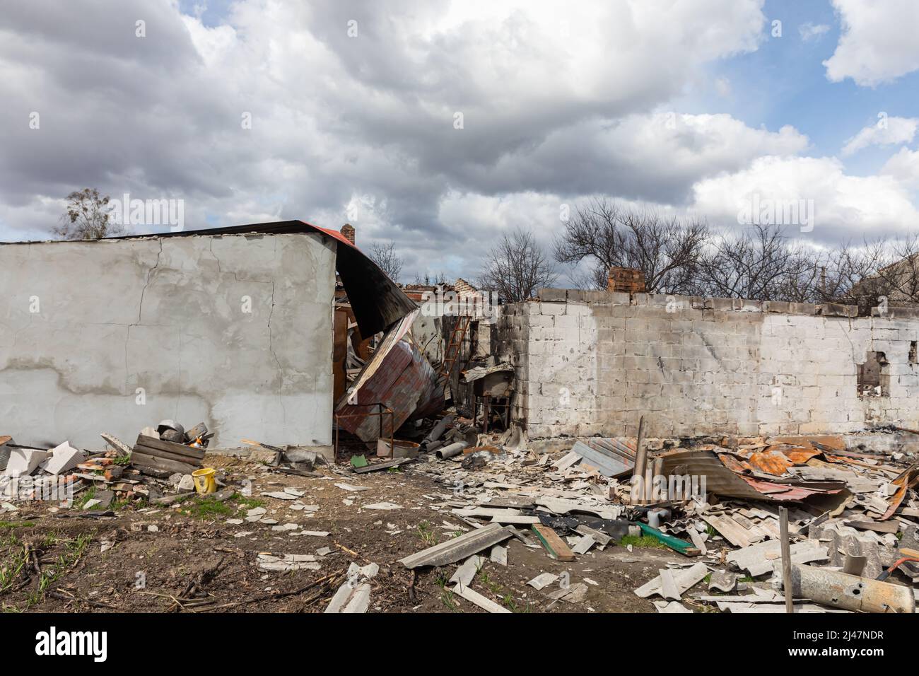 Caos e devastazione per le strade di Andriivka a seguito dell'attacco degli invasori russi. Foto Stock