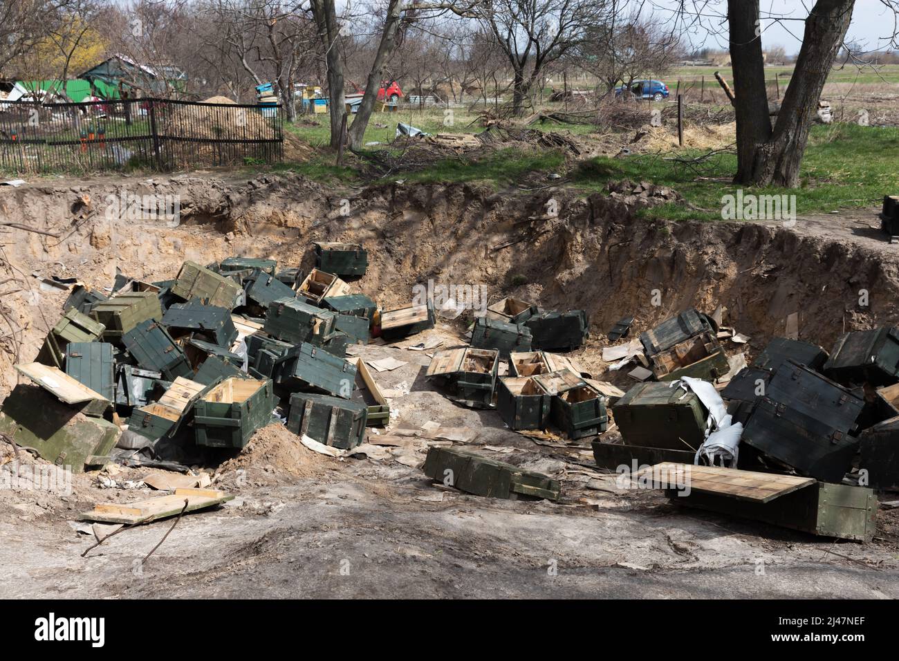 Le attrezzature militari abbandonate, le conchiglie e le scatole vuote di armi sono viste giacere in mezzo al campo lungo la strada vicino Andriivka dopo il ritiro delle truppe russe. Foto Stock