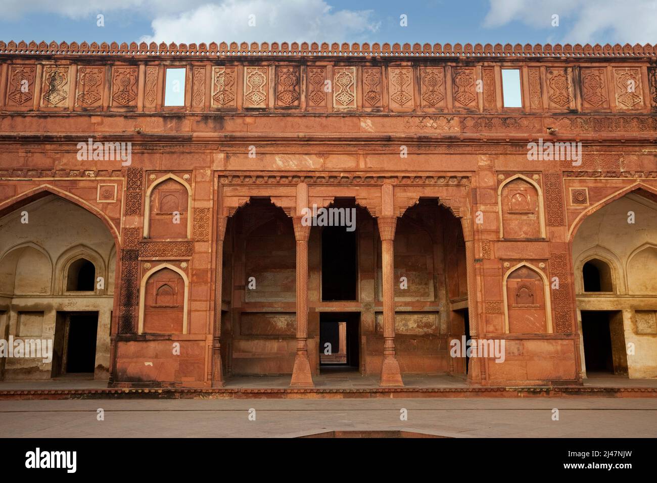 Agra, India. Forte di Agra, Jahangiri Mahal. Giustapposizione di archi corbellati indiani con archi a punta islamici. Foto Stock