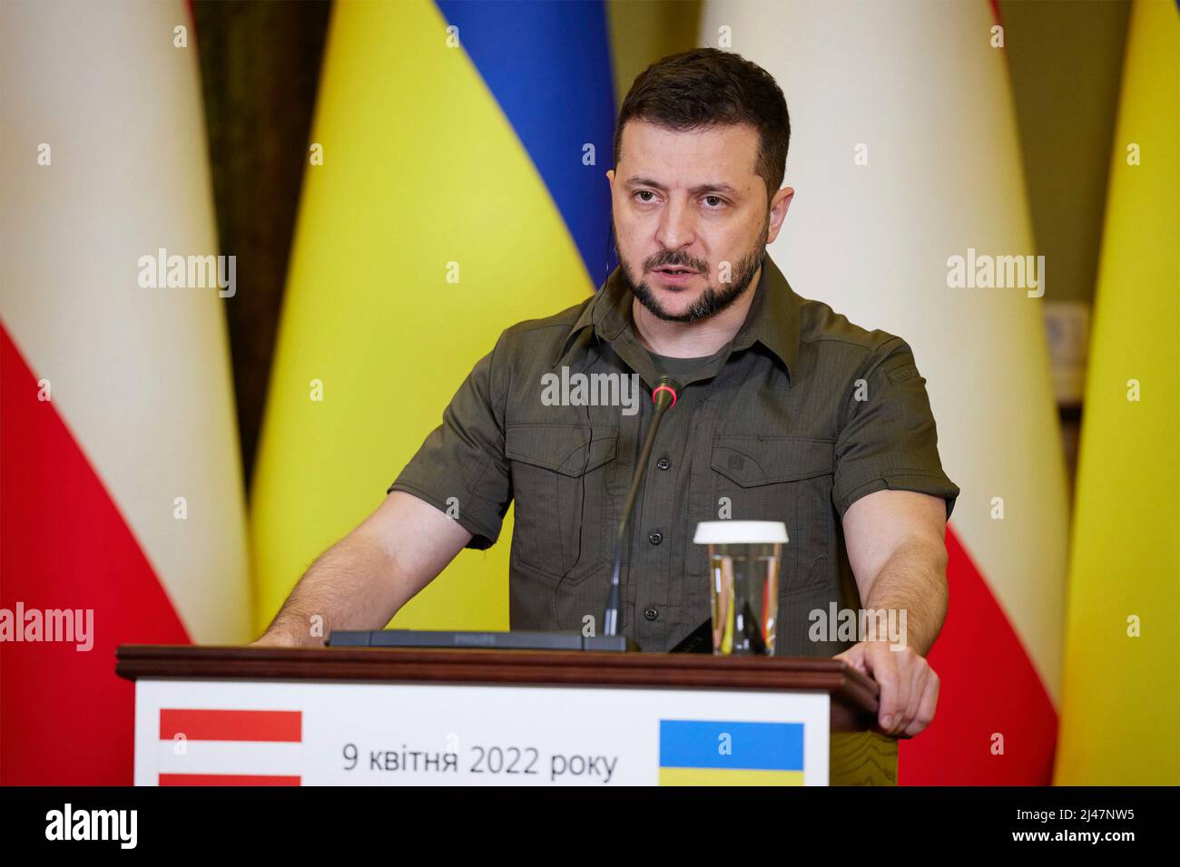 Kiev, Ucraina. 09 aprile 2022. Il Presidente ucraino Volodymyr Zelenskyy, durante una conferenza stampa congiunta con il Cancelliere austriaco Karl Nehammer, a seguito di discussioni bilaterali, il 9 aprile 2022 a Kiev, Ucraina. Credit: Ukraine Presidency/Ukraine Presidency/Alamy Live News Foto Stock