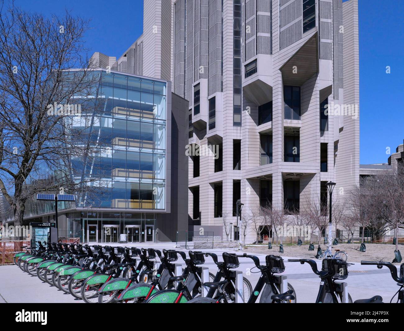 Robarts Library, la biblioteca principale nel campus del centro della University of Toronto, con una nuova aggiunta di vetro nel 2022, con la stazione di condivisione biciclette a f Foto Stock