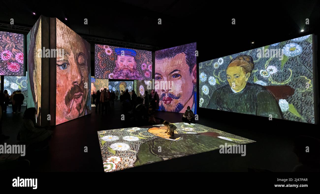 Persone che guardano la mostra d'arte Van Gogh Alive, Edimburgo, Scozia, Regno Unito Foto Stock