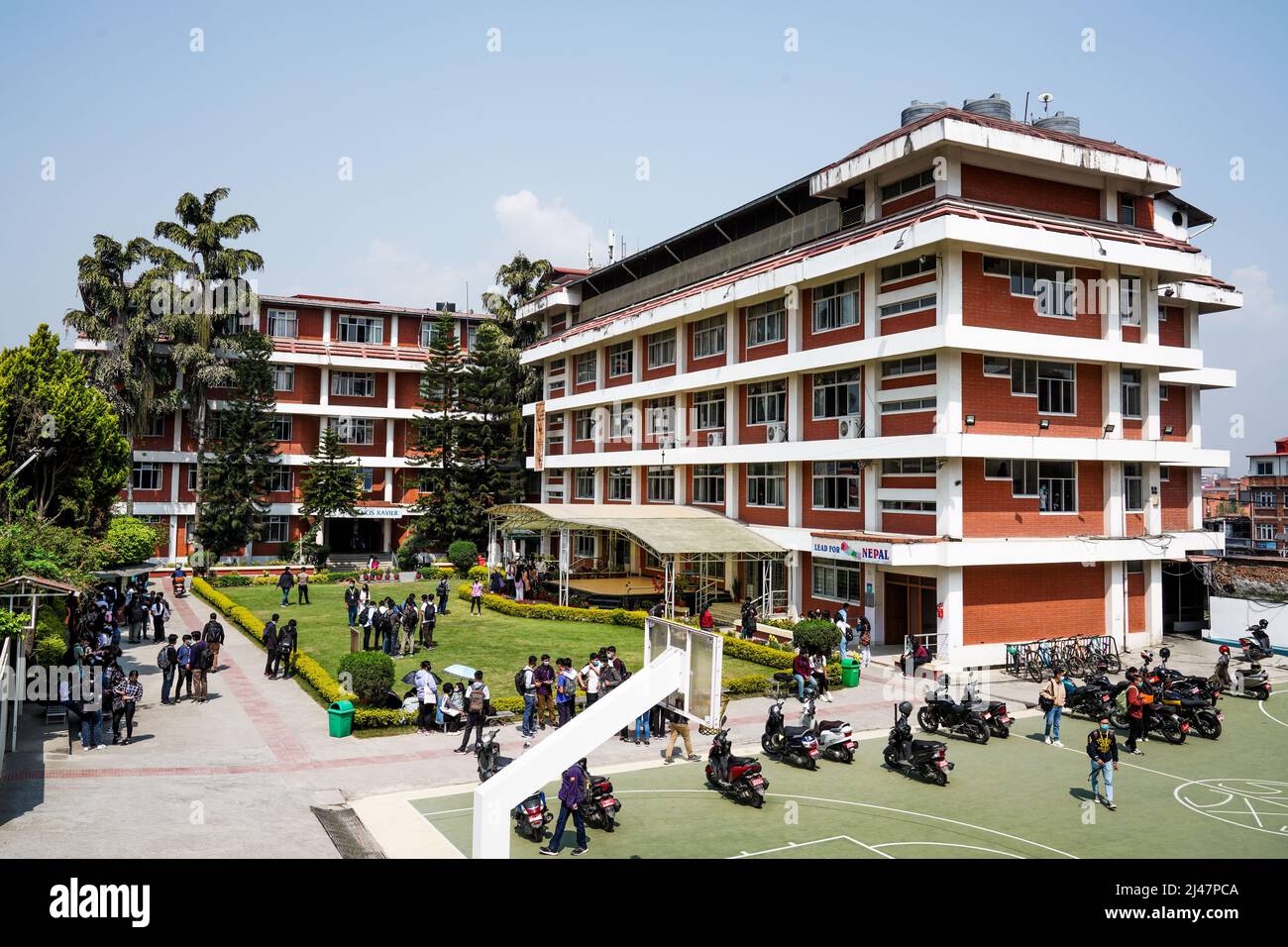 Studenten auf dem Kampus der St. Xavier's College, Kathmandu, Nepal Foto Stock