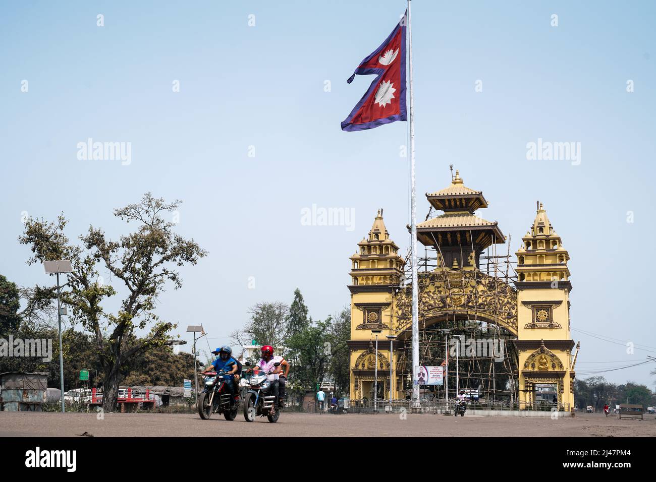 Bandiera del Nepal alla porta Shankaracharya, la porta d'ingresso per l'India nella città di confine nepalese di Birgunj Foto Stock