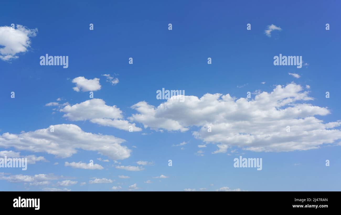 cielo blu con nuvole bianche nelle giornate di sole, adatto per la sostituzione dello sfondo o del cielo Foto Stock