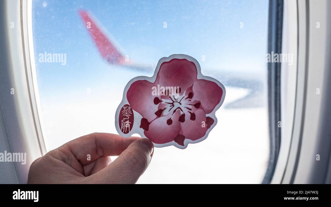 6 dicembre 2021, Taiwan, Taoyuan. L'emblema della compagnia aerea China Airlines sullo sfondo della finestra dell'aeromobile. Foto Stock