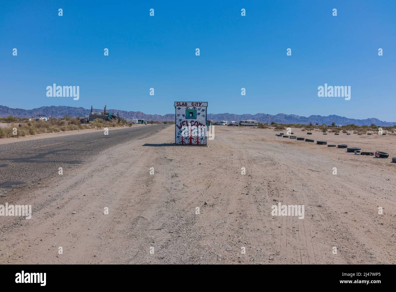 Un piccolo edificio con un murale dipinto su di esso che accoglie i visitatori di Slab City. Si tratta di una comunità off-the-grid senza servizi municipali. E 'nam Foto Stock