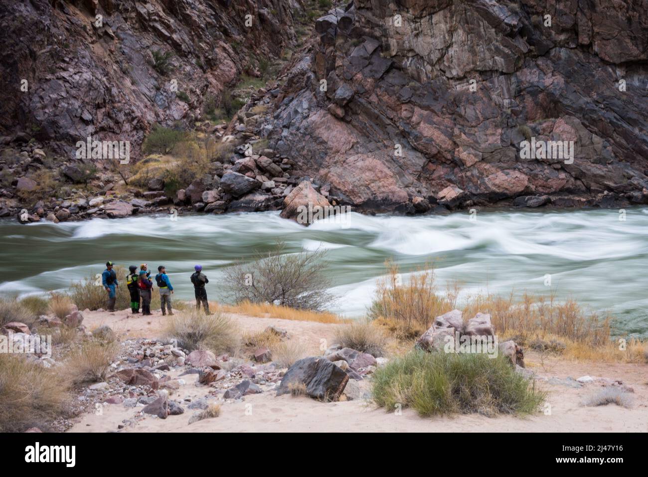 Un gruppo di boaters che scouting un passaggio attraverso un rapido nel Grand Canyon. Foto Stock