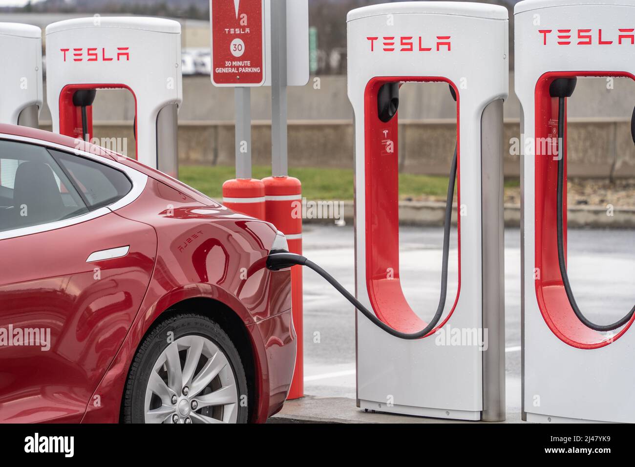 North Somerset, Pennsylvania-8 aprile 2022: Un'auto in carica presso la Tesla Electric Super Charger Station presso il North Somerset Service Plaza sulla Pennsylv Foto Stock