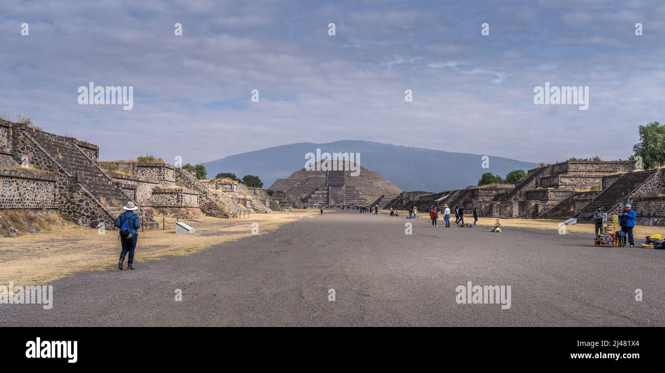 Le Piramidi del Sole e della Luna e il viale dei morti fiancheggiato da templi e palazzi a Teotihuacan, Messico Foto Stock