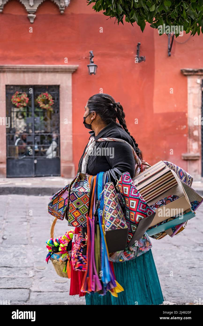 Donna del Messico che vende le cose Foto Stock