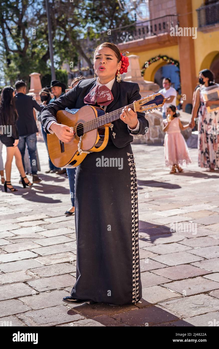 Santuario de Atotonilco, Messico - 21 dicembre 2021. Musicista entusiasta si esibirà per il matrimonio di qualcuno Foto Stock