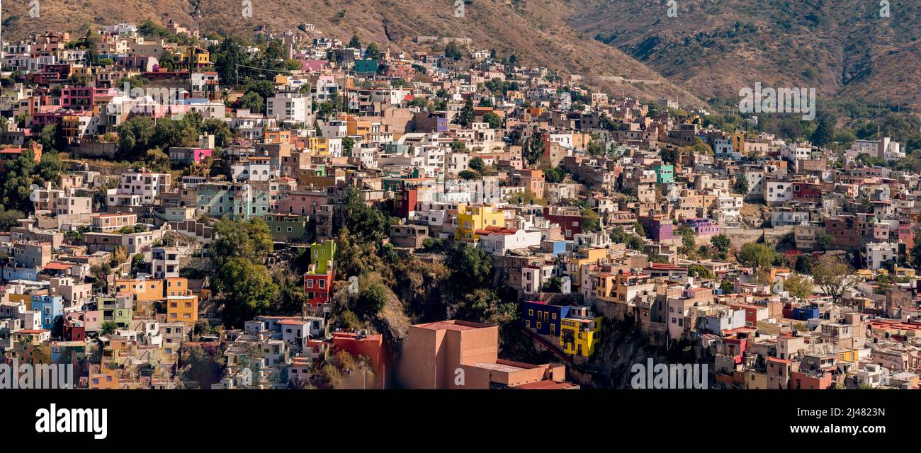 Quartiere colorato sulla collina nella storica città di Guanajuato, Messico Foto Stock