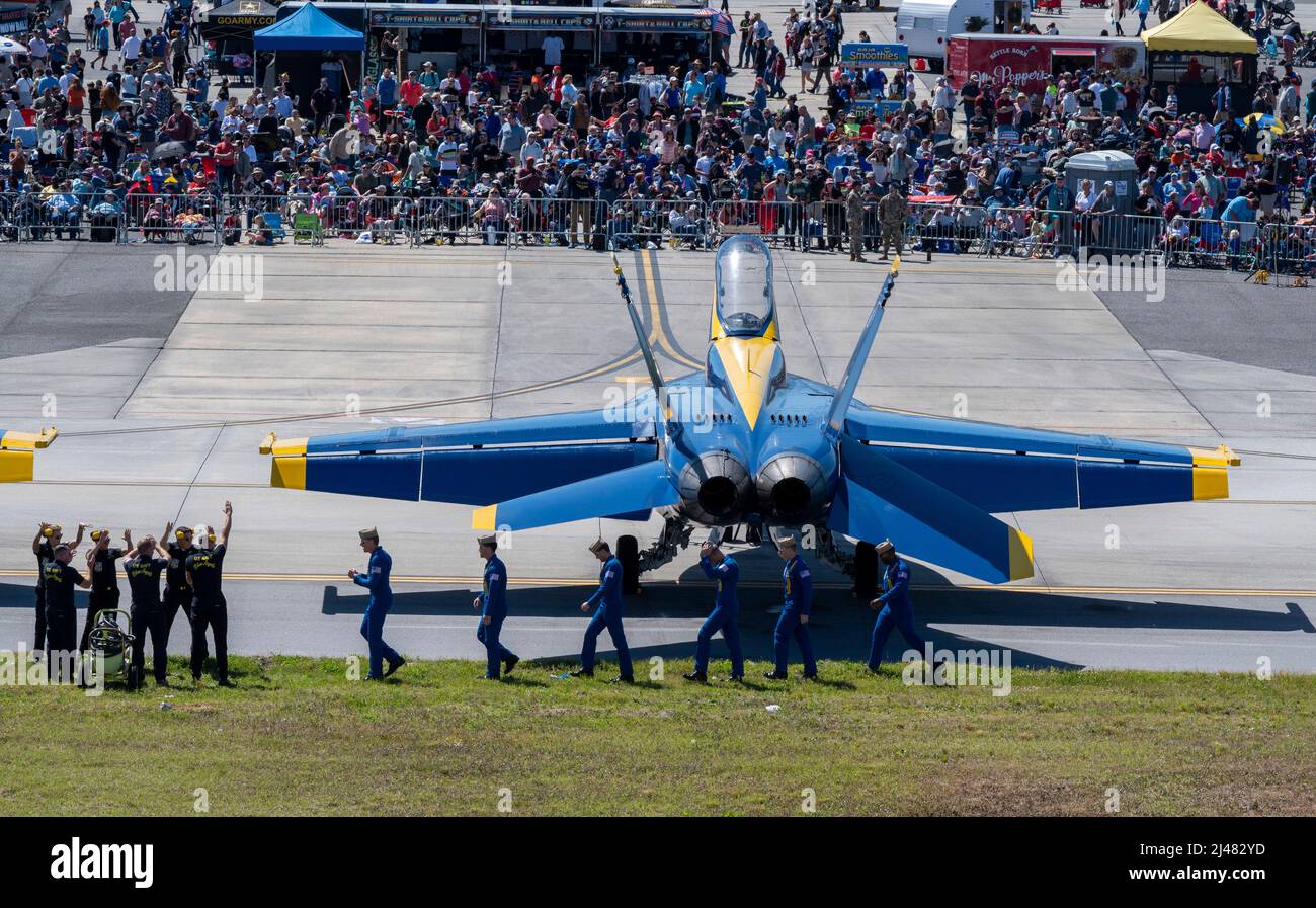 Lo Squadrone della dimostrazione di volo della Marina degli Stati Uniti, l'equipaggio e i piloti di manutenzione degli Angeli Blu camminano sulla linea di volo al Titans of Flight Air Expo, Joint base Charleston, South Carolina, 8 aprile 2022. L'airshow rende omaggio all'energia aerea dal primo inventario militare degli Stati Uniti agli aerei moderni. (STATI UNITI Air Force foto di Airman 1st Classe Mitchell Corley) Foto Stock