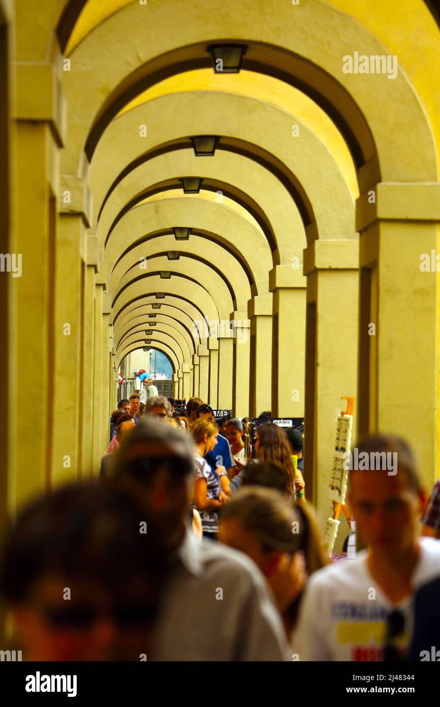 Archi che trasportano i pedoni tra il Ponte Vecchio e la Galleria degli Uffizi a Firenze Foto Stock