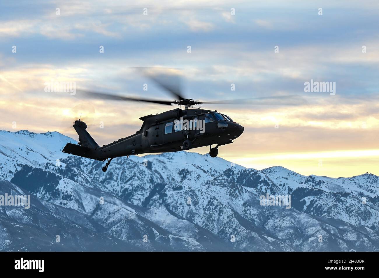 Un UH-60 Blackhawk si aggira sopra il campo d'aviazione durante una serie di 5G test avionici 2 marzo 2022, alla base dell'aeronautica di Hill, Utah. Durante i test è stata utilizzata una stazione di prova mobile 5G per implementare 5G tecnologie senza compromettere la sicurezza degli aeromobili militari e civili. (STATI UNITI Air Force foto di Cynthia Griggs) Foto Stock