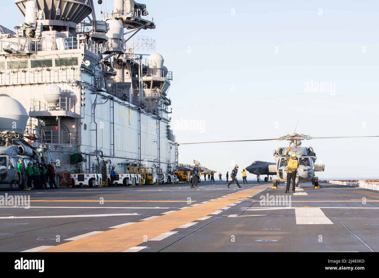 220408-N-CZ759-1027 OCEANO PACIFICO (8 aprile 2022) – i marinai effettuano operazioni di volo sul ponte di volo a bordo della nave da assalto anfibio USS Tripoli (LHA 7), aprile 8. Tripoli sta conducendo operazioni di routine nella flotta USA 3rd. (STATI UNITI Foto Navy di Mass Communication Specialist 2nd Classe Theodore Quintana) Foto Stock